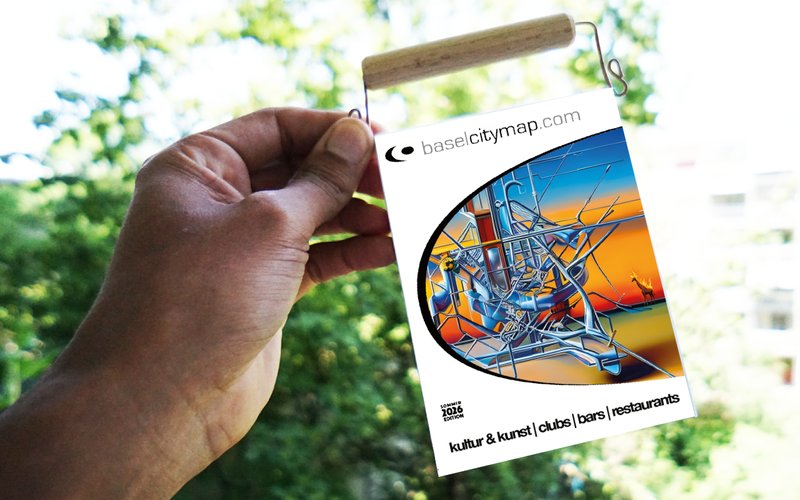 Die Baselcitymap Sommer Edition 2026 in der Hand gehalten